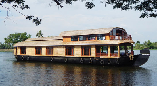 Deluxe-ac-houseboat-vaikom